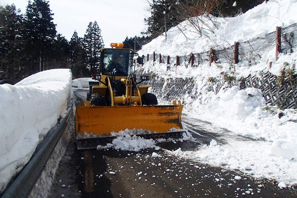 除雪作業をする重機