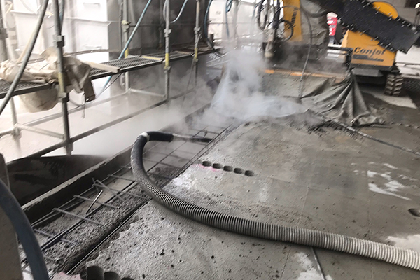 ウォータージェット工法の施工風景